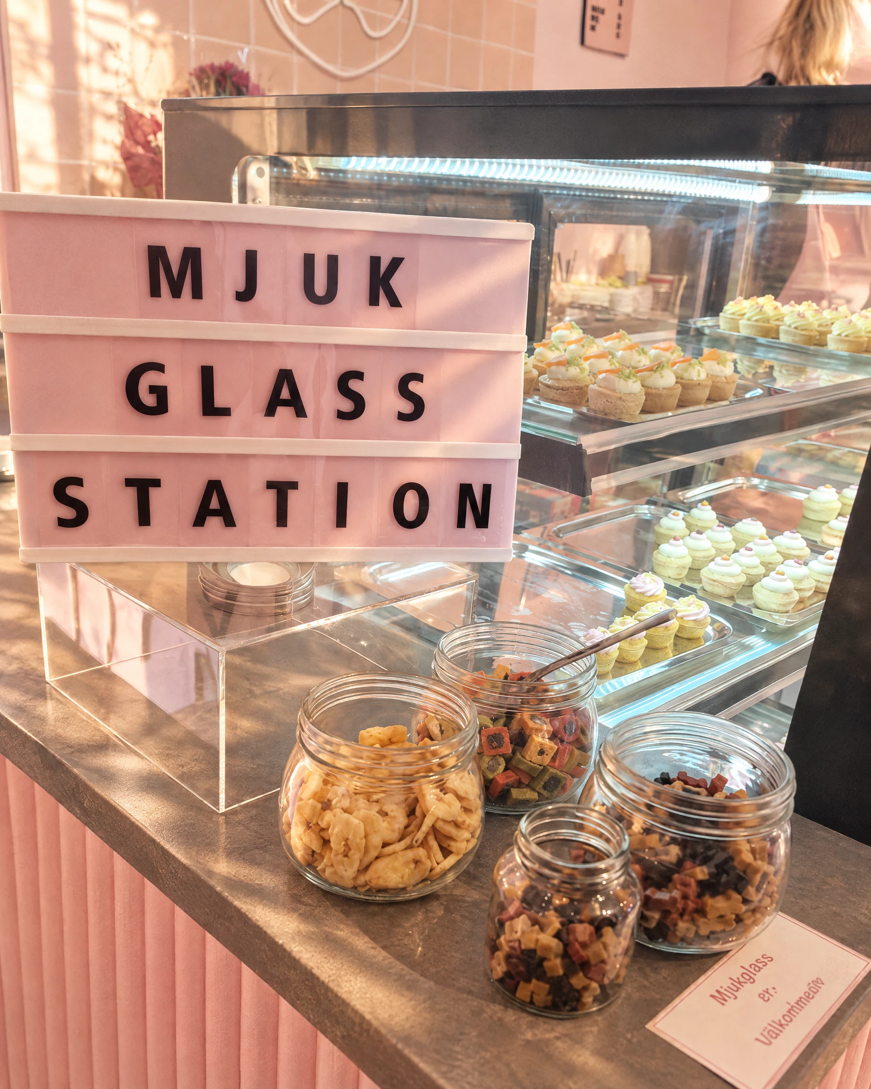 Disken i butiken med glasburkar med hundgodis